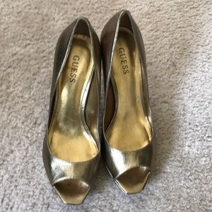 Guess. Bronze pumps